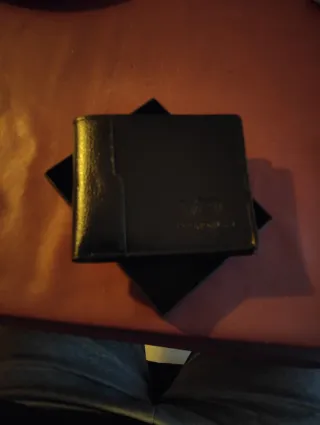 Cartera de piel negra