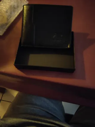 Cartera de piel negra