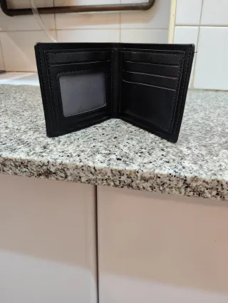 Cartera de piel negra