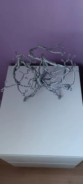 Árbol joyero de alambre plateado