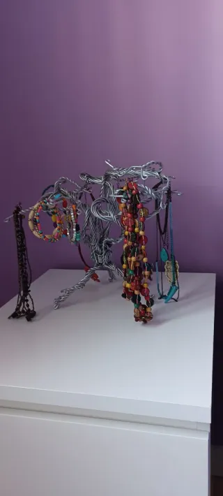 Árbol joyero de alambre plateado