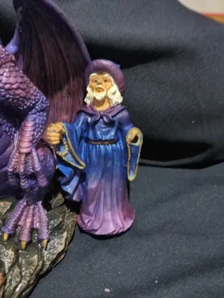 Figura Dragón y Mago Morado