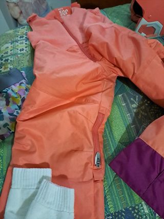 Traje de esquí completo naranja con casco