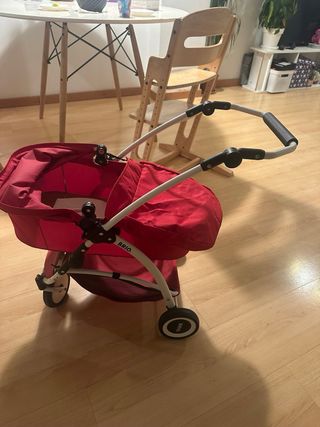 Cochecito de muñecas BRIO rojo
