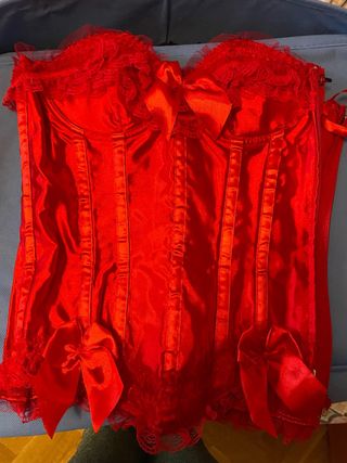 Corsé rojo con lazos y encaje