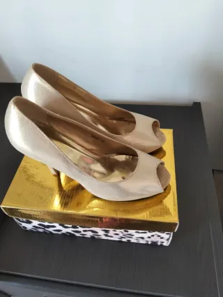 Zapatos de tacón dorados peep toe talla 39