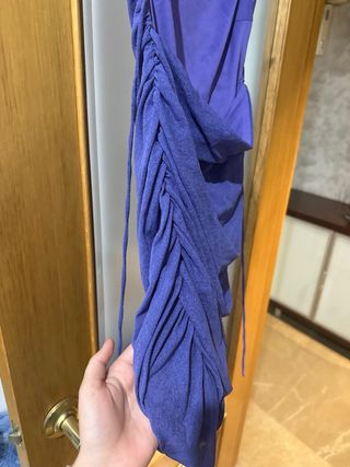 Vestido morado ajustado con tirantes espalda abier