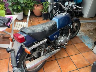 Yamaha XS 500 con papeles y otras dos para piezas.