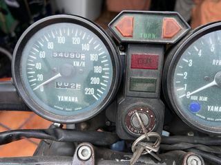 Yamaha XS 500 con papeles y otras dos para piezas.