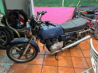 Yamaha XS 500 con papeles y otras dos para piezas.