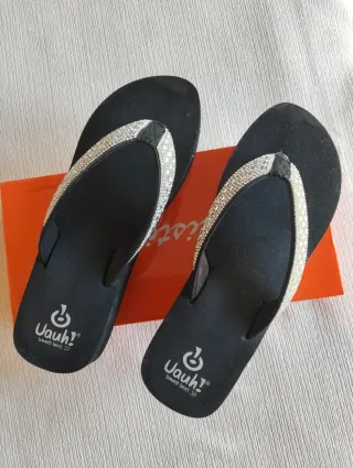Chanclas negras con pedrería