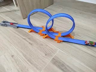 Pista Hot Wheels con doble loop