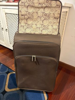 Maleta de viaje marrón con diseño