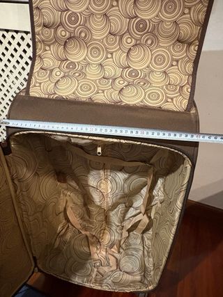 Maleta de viaje marrón con diseño