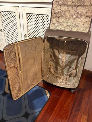 Maleta de viaje marrón con diseño