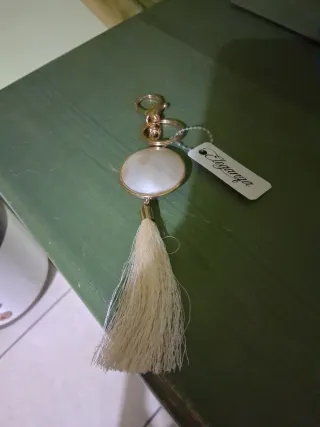 Portachiavi con nappa e pietra