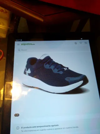 Zapatillas running Under Armour azul marino.