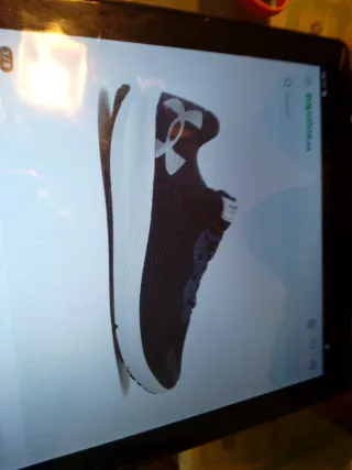 Zapatillas running Under Armour azul marino.