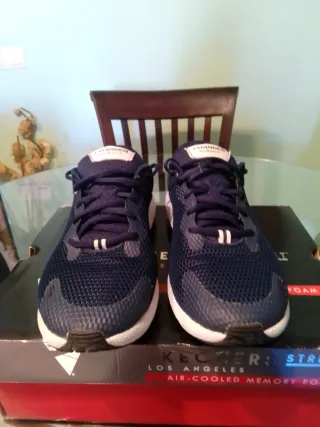 Zapatillas running Under Armour azul marino.