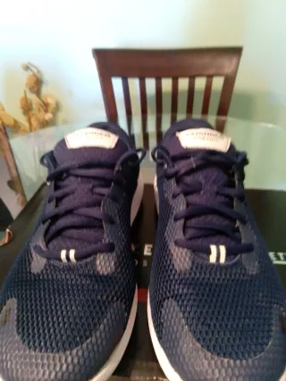 Zapatillas running Under Armour azul marino.