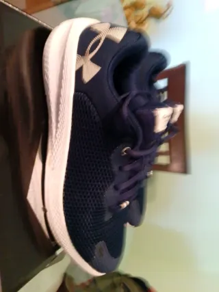 Zapatillas running Under Armour azul marino.