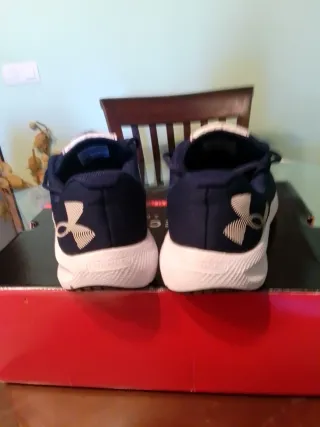 Zapatillas running Under Armour azul marino.