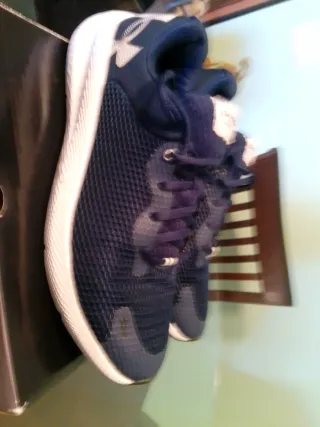 Zapatillas running Under Armour azul marino.