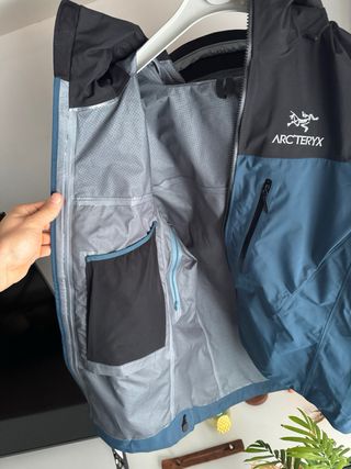 Arc'teryx Alpha SV Talla L Negra y Azul