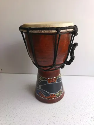Timbal de madera y piel de cabra