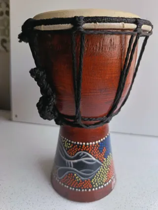 Timbal de madera y piel de cabra