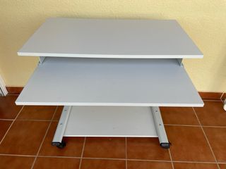 Mesa escritorio gris con ruedas