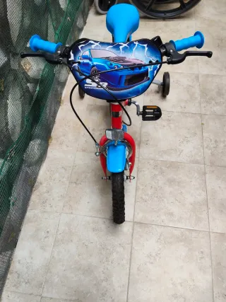 Bicicleta infantil roja sin estrenar