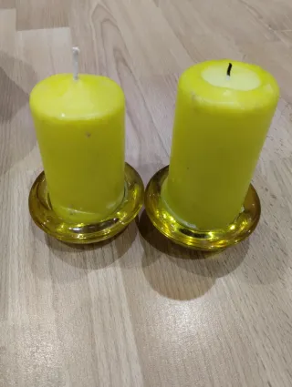 Juego de 2 velas amarillas con portavelas dorados