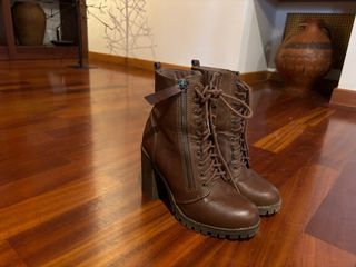 Botines de tacón con cordones marrones