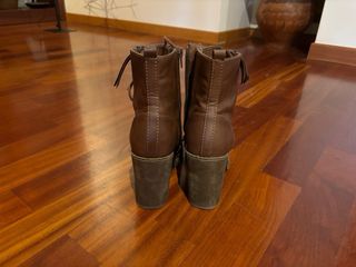 Botines de tacón con cordones marrones