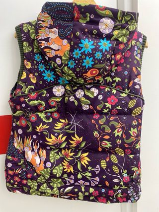 Chaleco plumífero estampado