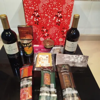 Lote de Navidad con vino y embutidos