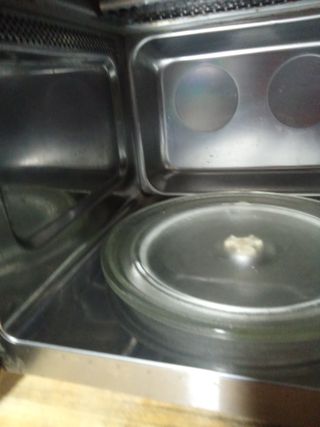 Microondas plateado y negro