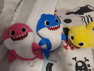 Peluche Baby Shark Rosa, Azul y Amarillo