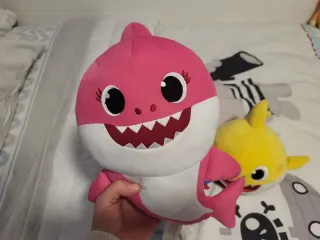 Peluche Baby Shark Rosa, Azul y Amarillo