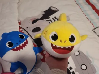 Peluche Baby Shark Rosa, Azul y Amarillo