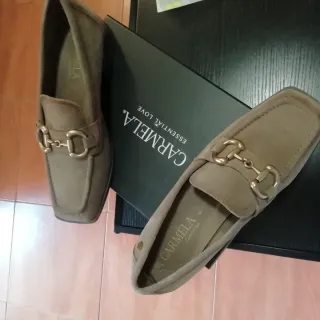 Zapatos Carmela ante mujer.