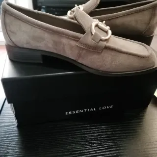 Zapatos Carmela ante mujer.