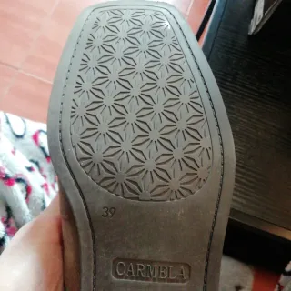 Zapatos Carmela ante mujer.