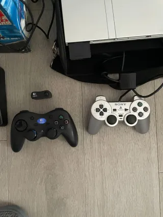 Consolle PlayStation 2 con giochi e accessori