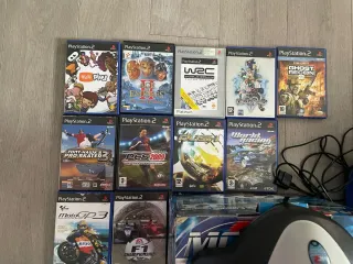 Consolle PlayStation 2 con giochi e accessori