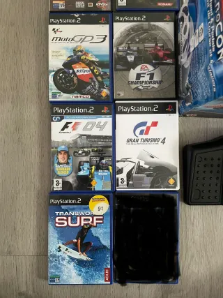 Consolle PlayStation 2 con giochi e accessori