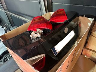 Portón BMW E90 pre 2005 a 2008 con pilotos trasero