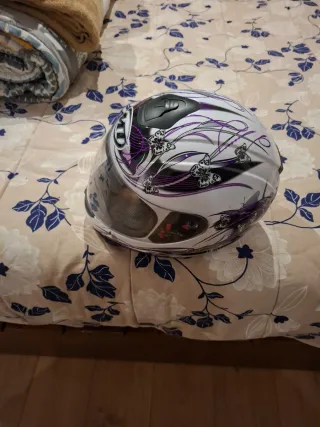 Casco de moto blanco con mariposas