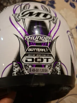 Casco de moto blanco con mariposas
